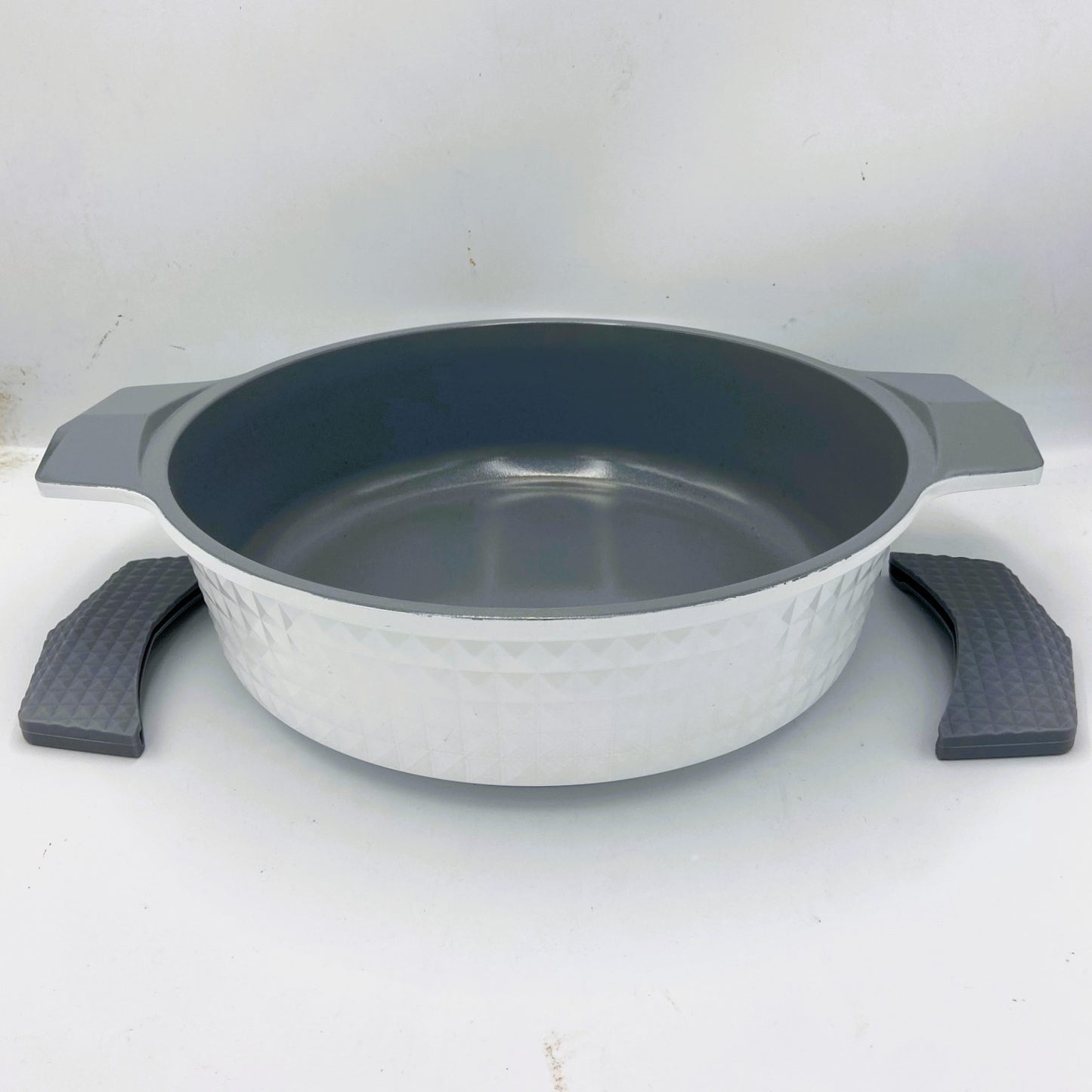 4.5 Quart Ceramic Non-Stick Diamond Cut Low Casserole Pot with Lid - White